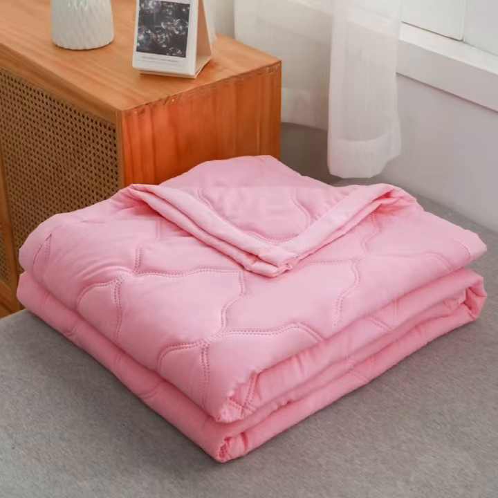 91家纺网 家纺一手货源 找家纺 坦客毯业 2026新款超声波夏被纯色水洗棉夏凉被批发赠品礼品被供货 夏被-粉