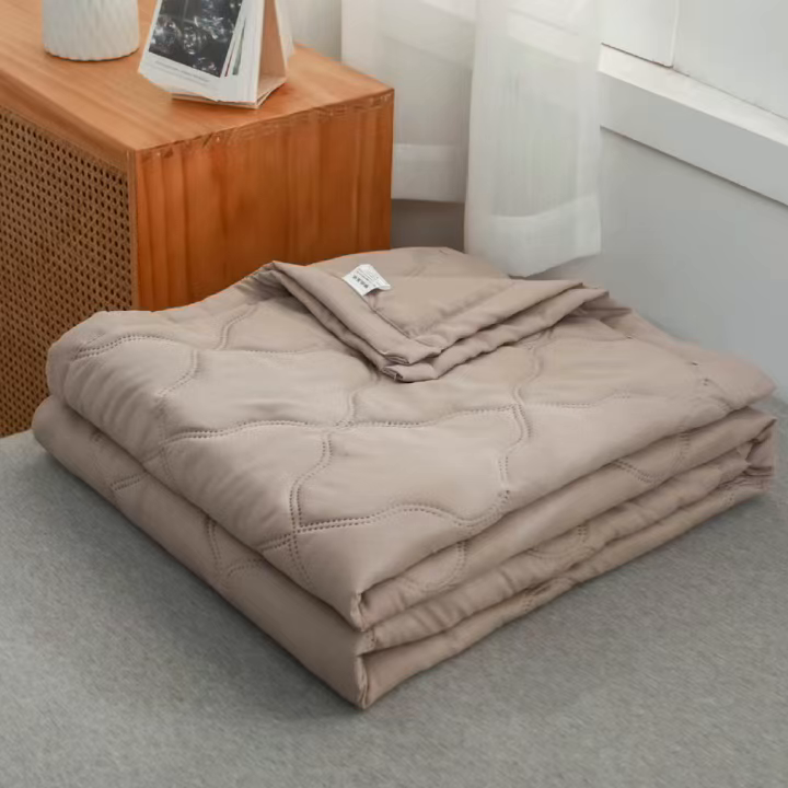 91家纺网 家纺一手货源 找家纺 坦客毯业 2026新款超声波夏被纯色水洗棉夏凉被批发赠品礼品被供货 夏被-驼