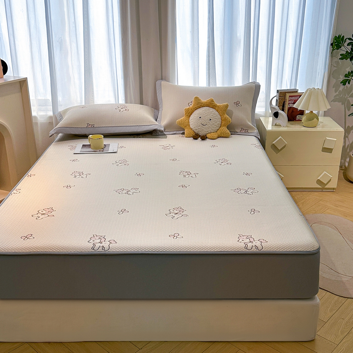 91家纺网 家纺一手货源 找家纺 梵克保罗 2026新款卡通实拍小红书爆款凉豆豆凉席100%PE 乙纶凉感可水洗床席席子-床笠款 粉独角兽