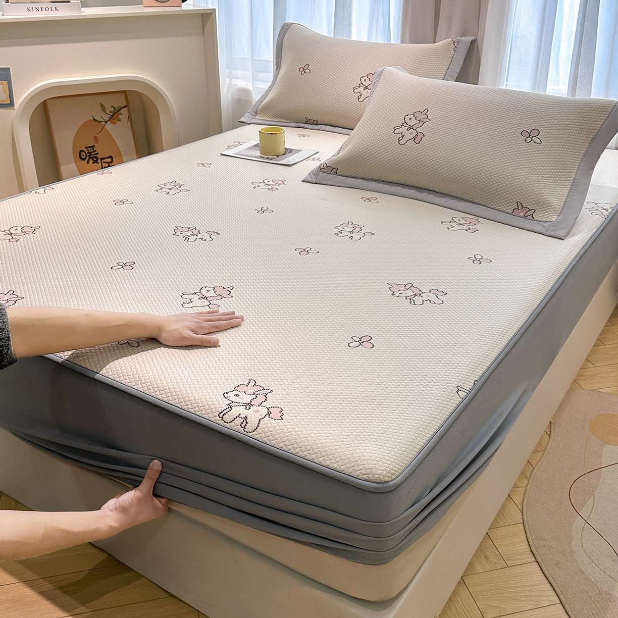 91家纺网 家纺一手货源 找家纺 梵克保罗 2026新款卡通实拍小红书爆款凉豆豆凉席100%PE 乙纶凉感可水洗床席席子-床笠款 粉独角兽