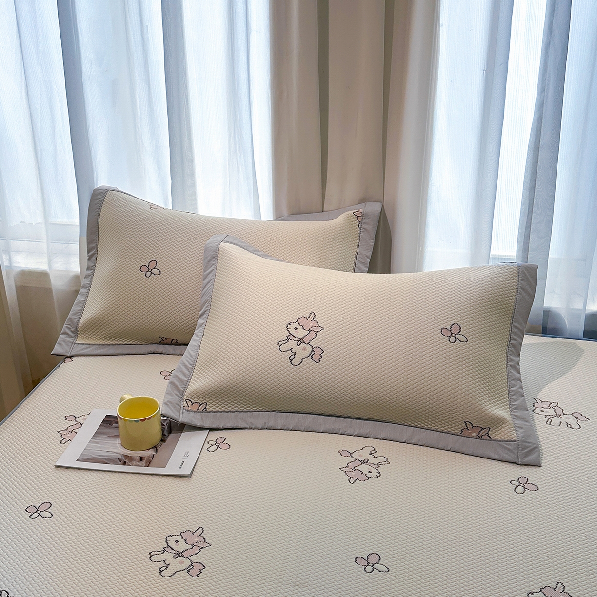 91家纺网 家纺一手货源 找家纺 梵克保罗 2026新款卡通实拍小红书爆款凉豆豆凉席100%PE 乙纶凉感可水洗床席席子-床笠款 粉独角兽