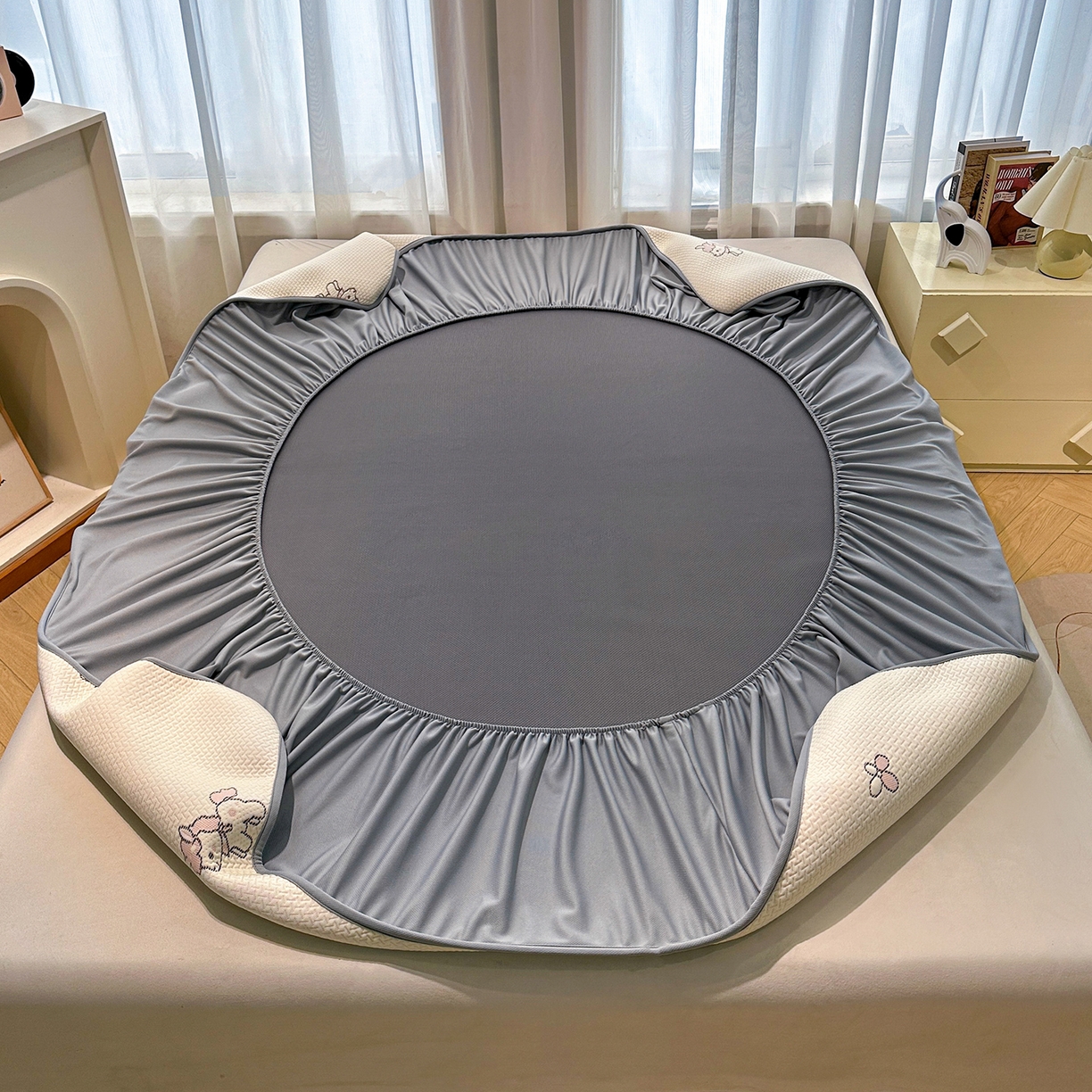 91家纺网 家纺一手货源 找家纺 梵克保罗 2026新款卡通实拍小红书爆款凉豆豆凉席100%PE 乙纶凉感可水洗床席席子-床笠款 粉独角兽