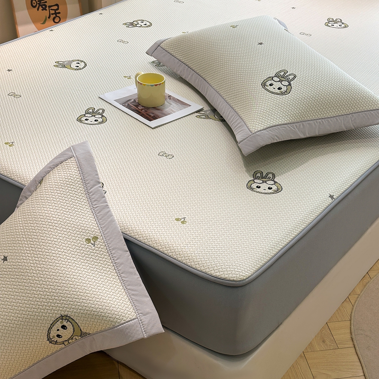 91家纺网 家纺一手货源 找家纺 梵克保罗 2026新款卡通实拍小红书爆款凉豆豆凉席100%PE 乙纶凉感可水洗床席席子-床笠款 可爱布布