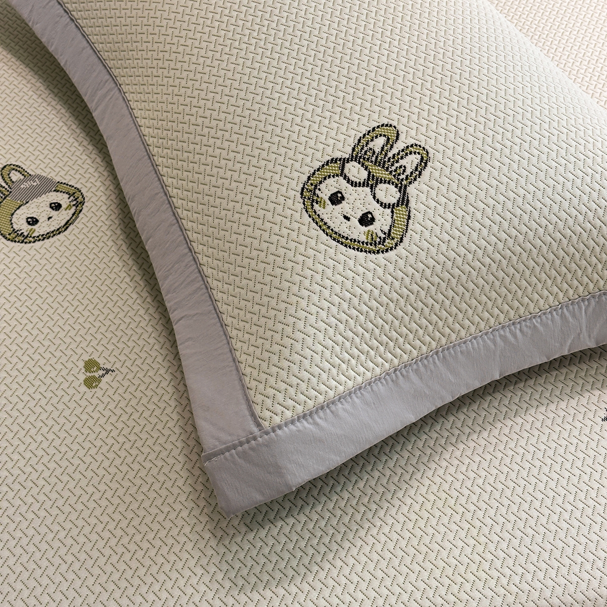 91家纺网 家纺一手货源 找家纺 梵克保罗 2026新款卡通实拍小红书爆款凉豆豆凉席100%PE 乙纶凉感可水洗床席席子-床笠款 可爱布布