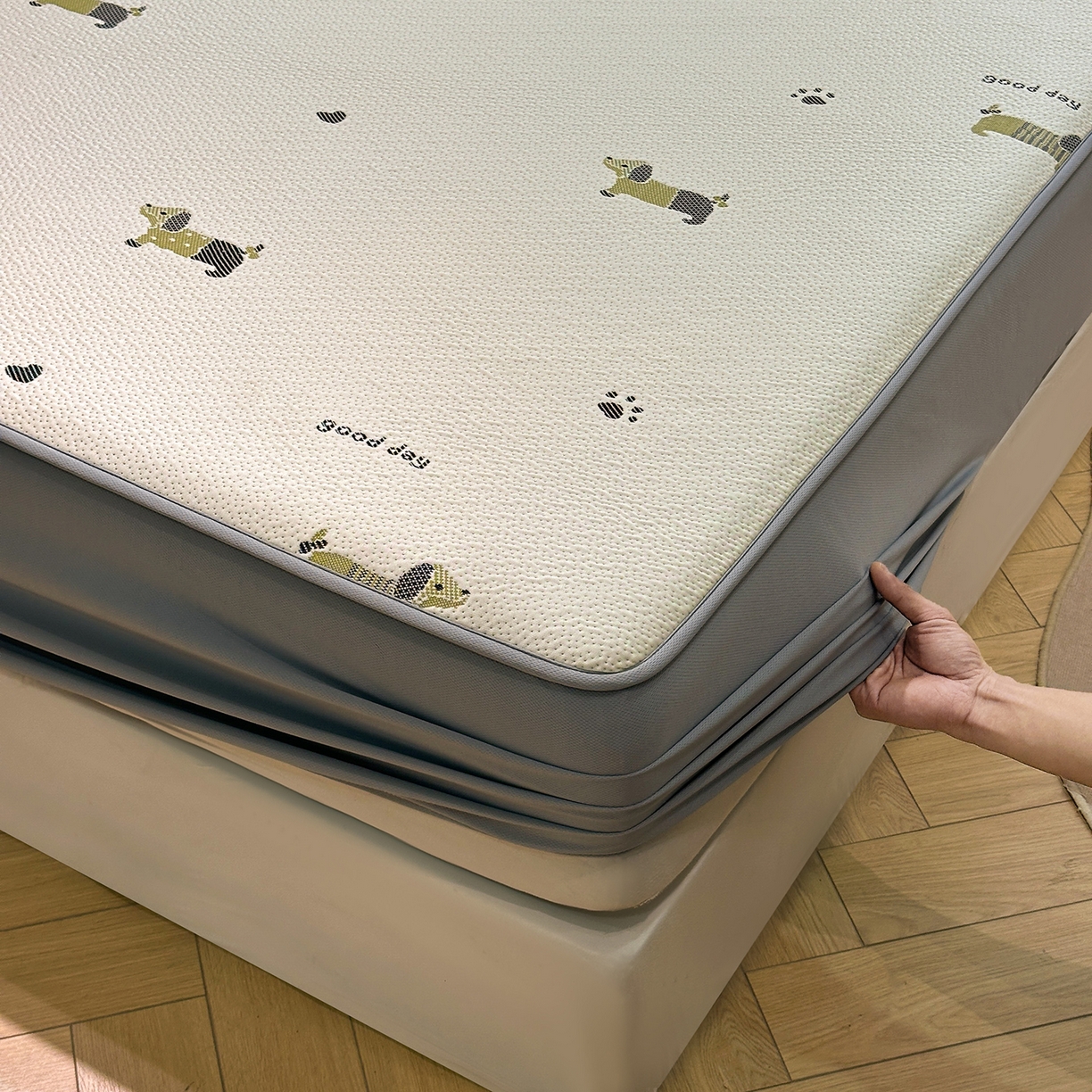 91家纺网 家纺一手货源 找家纺 梵克保罗 2026新款卡通实拍小红书爆款凉豆豆凉席100%PE 乙纶凉感可水洗床席席子-床笠款 腊肠小狗