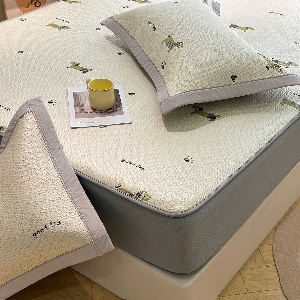 91家纺网 家纺一手货源 找家纺 梵克保罗 2026新款卡通实拍小红书爆款凉豆豆凉席100%PE 乙纶凉感可水洗床席席子-床笠款 腊肠小狗