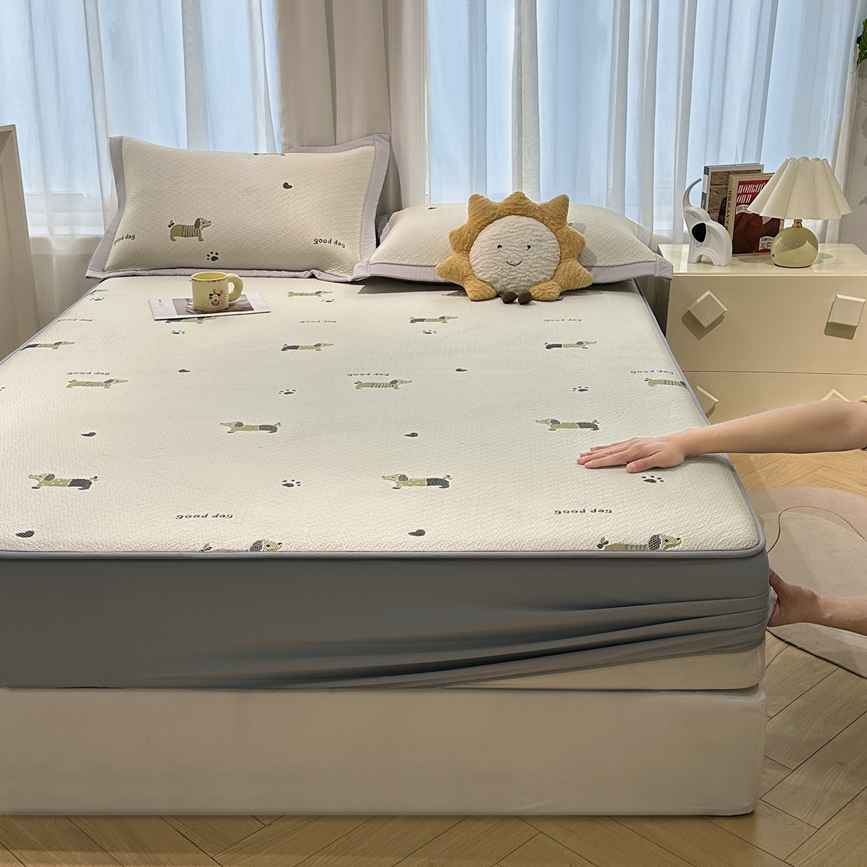 91家纺网 家纺一手货源 找家纺 梵克保罗 2026新款卡通实拍小红书爆款凉豆豆凉席100%PE 乙纶凉感可水洗床席席子-床笠款 腊肠小狗