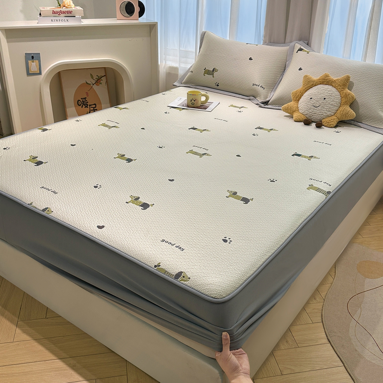 91家纺网 家纺一手货源 找家纺 梵克保罗 2026新款卡通实拍小红书爆款凉豆豆凉席100%PE 乙纶凉感可水洗床席席子-床笠款 腊肠小狗