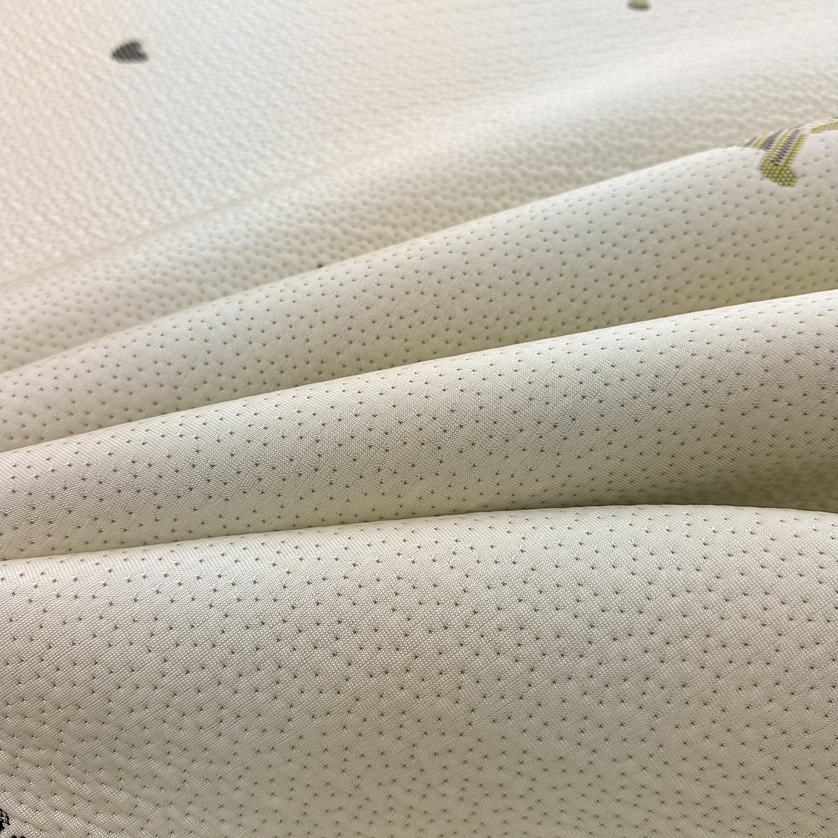 91家纺网 家纺一手货源 找家纺 梵克保罗 2026新款卡通实拍小红书爆款凉豆豆凉席100%PE 乙纶凉感可水洗床席席子-床笠款 腊肠小狗