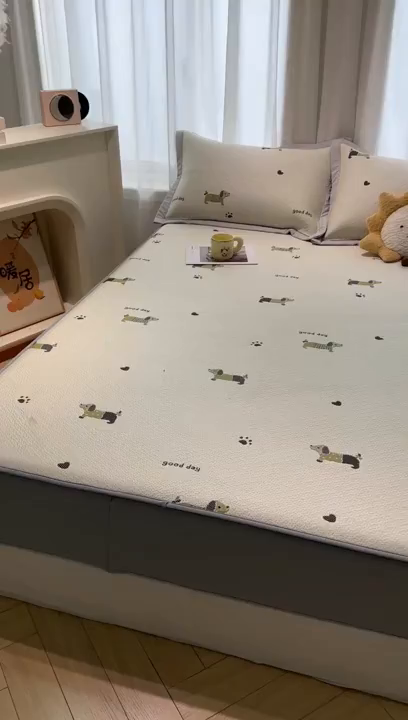 91家纺网 家纺一手货源 找家纺 梵克保罗 2026新款卡通实拍小红书爆款凉豆豆凉席100%PE 乙纶凉感可水洗床席席子-床笠款 腊肠小狗