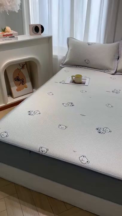 91家纺网 家纺一手货源 找家纺 梵克保罗 2026新款卡通实拍小红书爆款凉豆豆凉席100%PE 乙纶凉感可水洗床席席子-床笠款 蓝蓝小熊