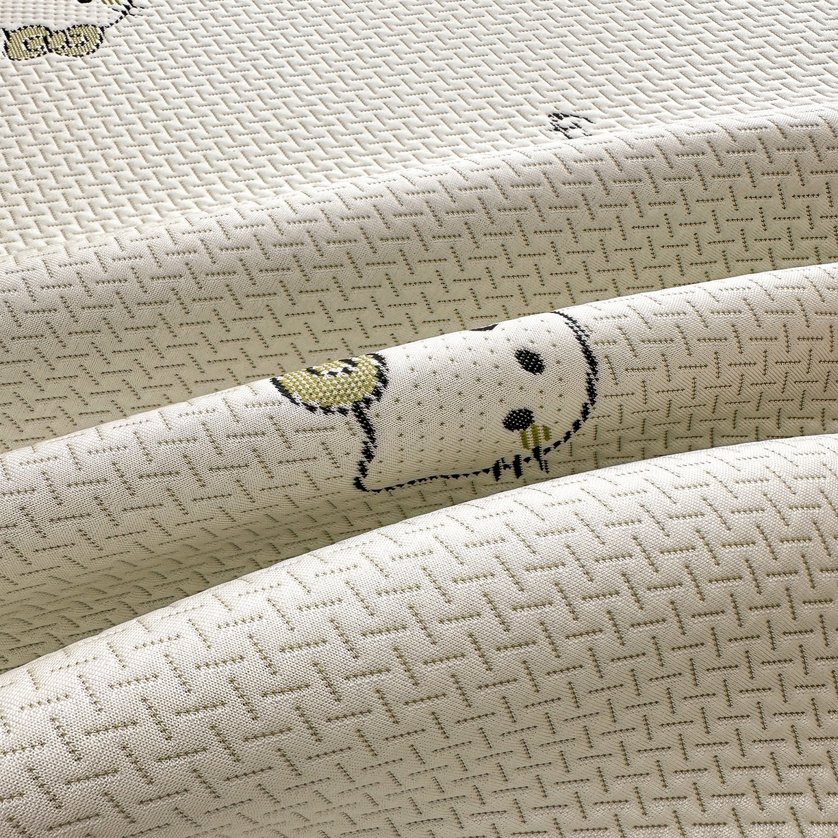 91家纺网 家纺一手货源 找家纺 梵克保罗 2026新款卡通实拍小红书爆款凉豆豆凉席100%PE 乙纶凉感可水洗床席席子-床笠款 梦境KT