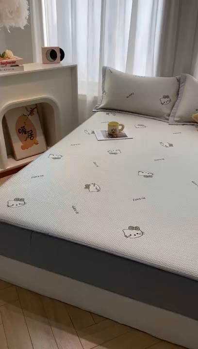 91家纺网 家纺一手货源 找家纺 梵克保罗 2026新款卡通实拍小红书爆款凉豆豆凉席100%PE 乙纶凉感可水洗床席席子-床笠款 梦境KT