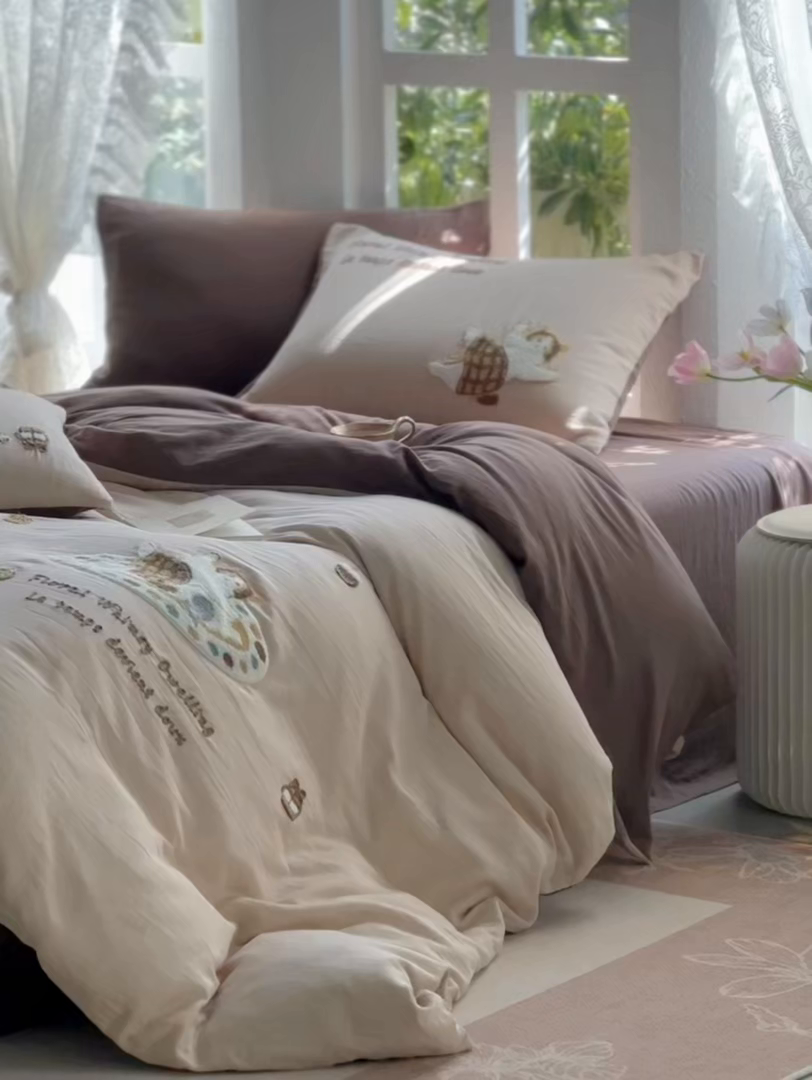 91家纺网 家纺一手货源 找家纺 风向标家纺 2026新款全棉纯棉素色绣花双层纱四件套 慕斯小猫