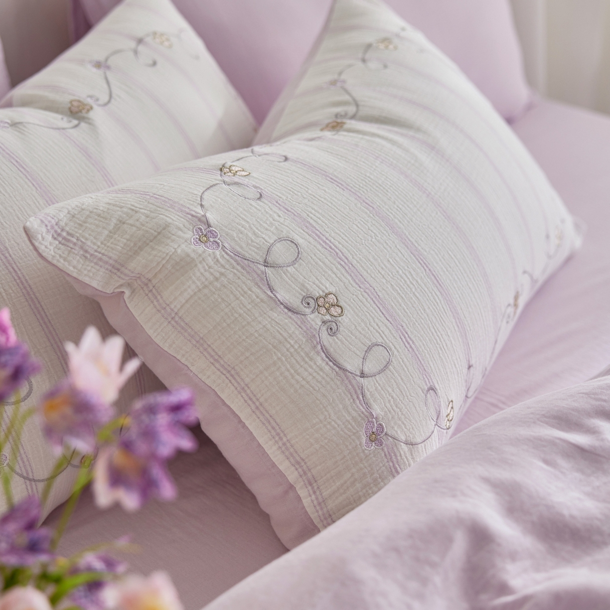 91家纺网 家纺一手货源 找家纺 风向标家纺 2026新款全棉纯棉皱皱纱布条纹绣花四件套 紫雾奶芙