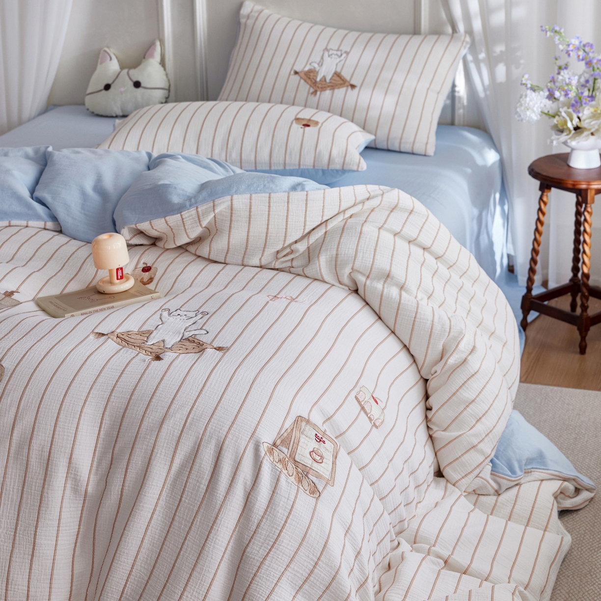 91家纺网 家纺一手货源 找家纺 风向标家纺 2026新款全棉纯棉皱皱纱布条纹绣花四件套 奶盐可露丽