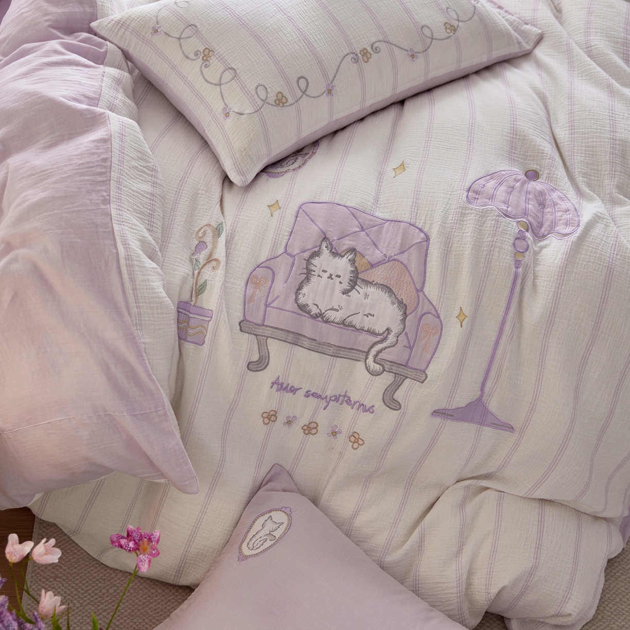 91家纺网 家纺一手货源 找家纺 风向标家纺 2026新款全棉纯棉皱皱纱布条纹绣花四件套 紫雾奶芙