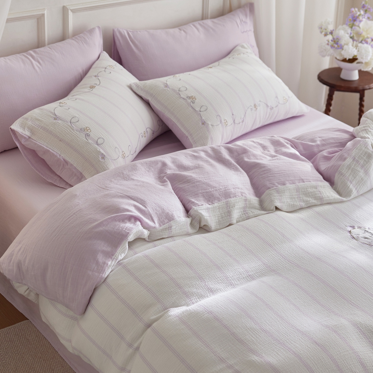 91家纺网 家纺一手货源 找家纺 风向标家纺 2026新款全棉纯棉皱皱纱布条纹绣花四件套 紫雾奶芙