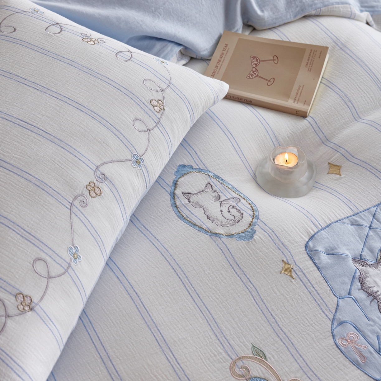 91家纺网 家纺一手货源 找家纺 风向标家纺 2026新款全棉纯棉皱皱纱布条纹绣花四件套 蓝调奶芙