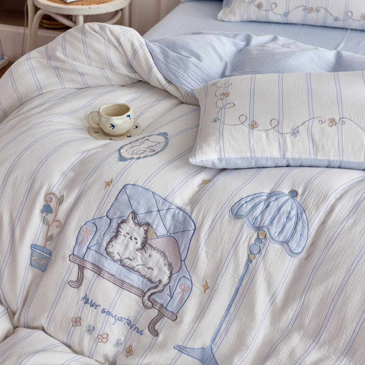 91家纺网 家纺一手货源 找家纺 风向标家纺 2026新款全棉纯棉皱皱纱布条纹绣花四件套 蓝调奶芙