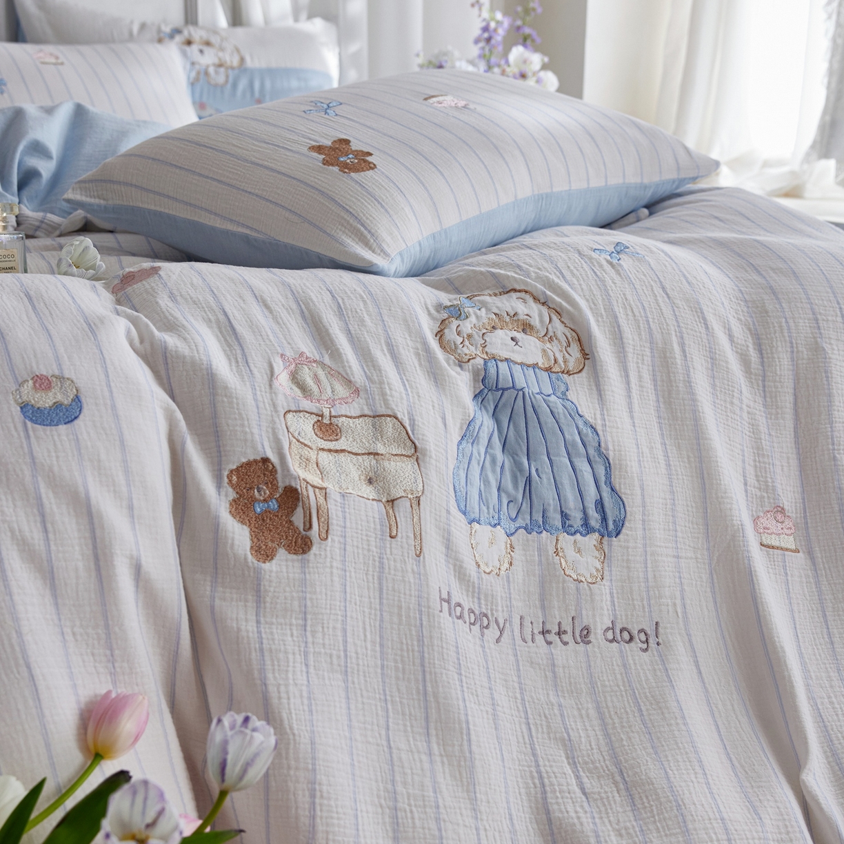 91家纺网 家纺一手货源 找家纺 风向标家纺 2026新款全棉纯棉皱皱纱布条纹绣花四件套 蓝裙小卷