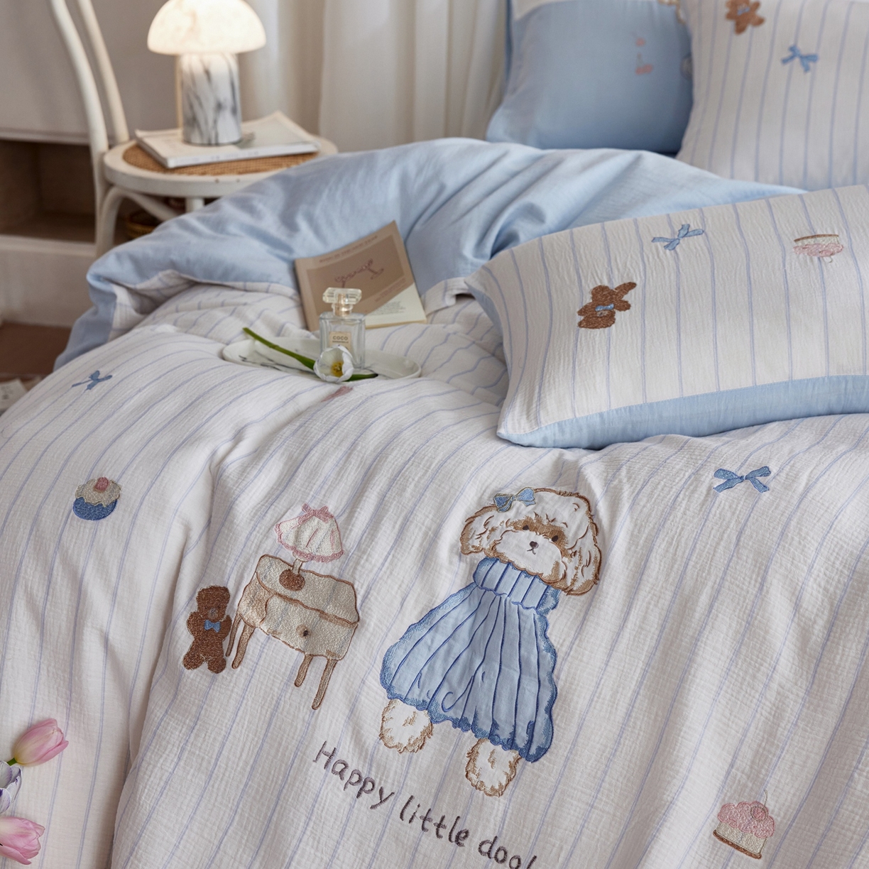 91家纺网 家纺一手货源 找家纺 风向标家纺 2026新款全棉纯棉皱皱纱布条纹绣花四件套 蓝裙小卷