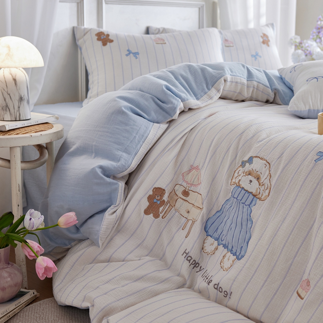 91家纺网 家纺一手货源 找家纺 风向标家纺 2026新款全棉纯棉皱皱纱布条纹绣花四件套 蓝裙小卷