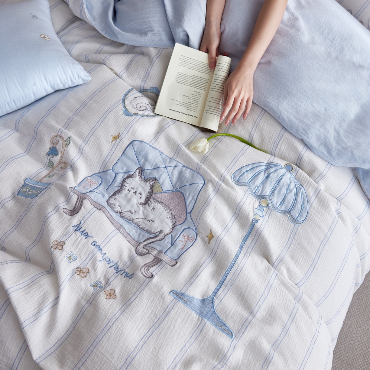 91家纺网 家纺一手货源 找家纺 风向标家纺 2026新款全棉纯棉皱皱纱布条纹绣花四件套 蓝调奶芙