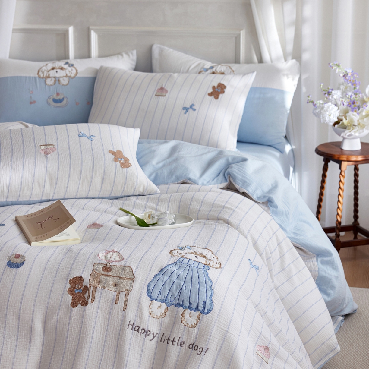 91家纺网 家纺一手货源 找家纺 风向标家纺 2026新款全棉纯棉皱皱纱布条纹绣花四件套 蓝裙小卷