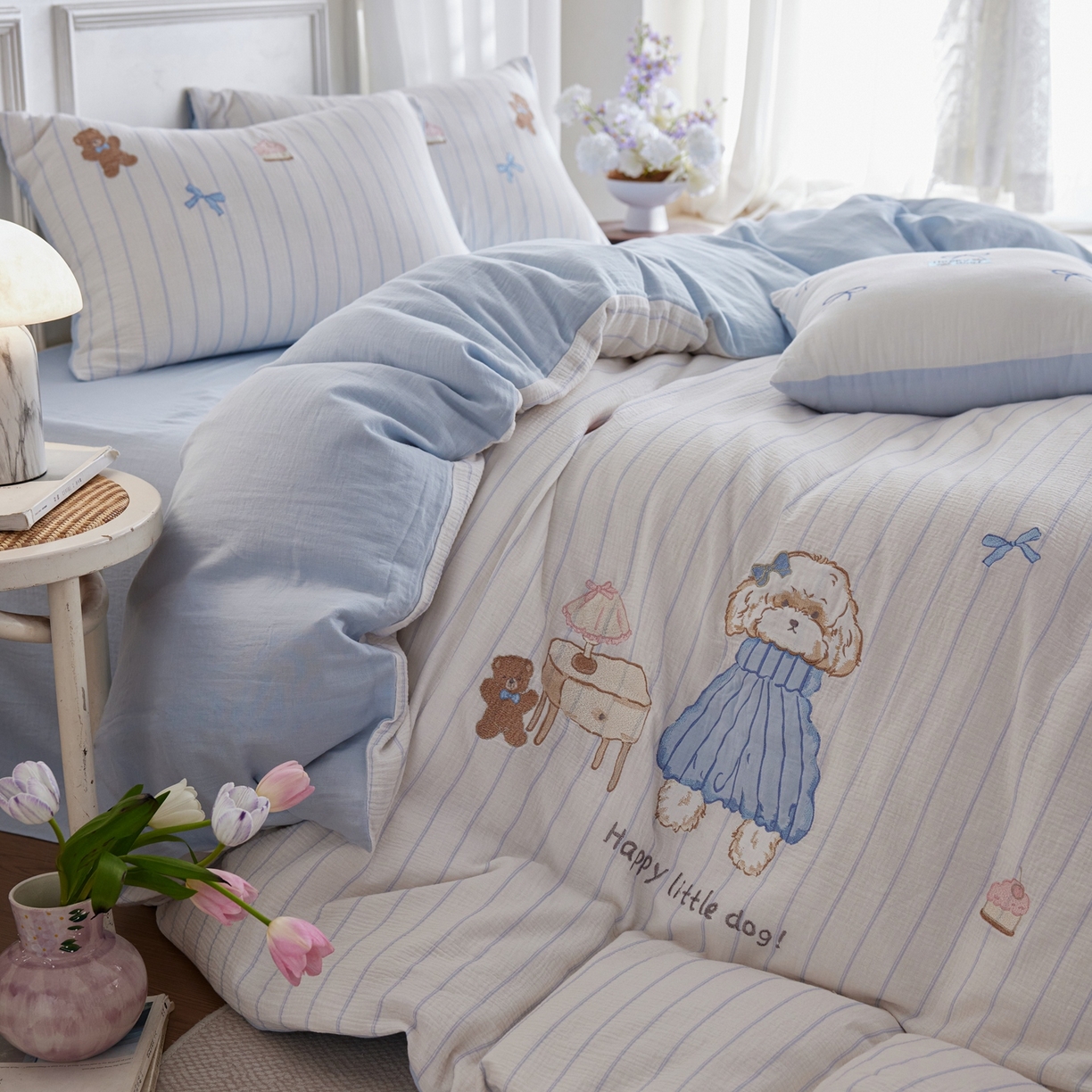 91家纺网 家纺一手货源 找家纺 风向标家纺 2026新款全棉纯棉皱皱纱布条纹绣花四件套 蓝裙小卷