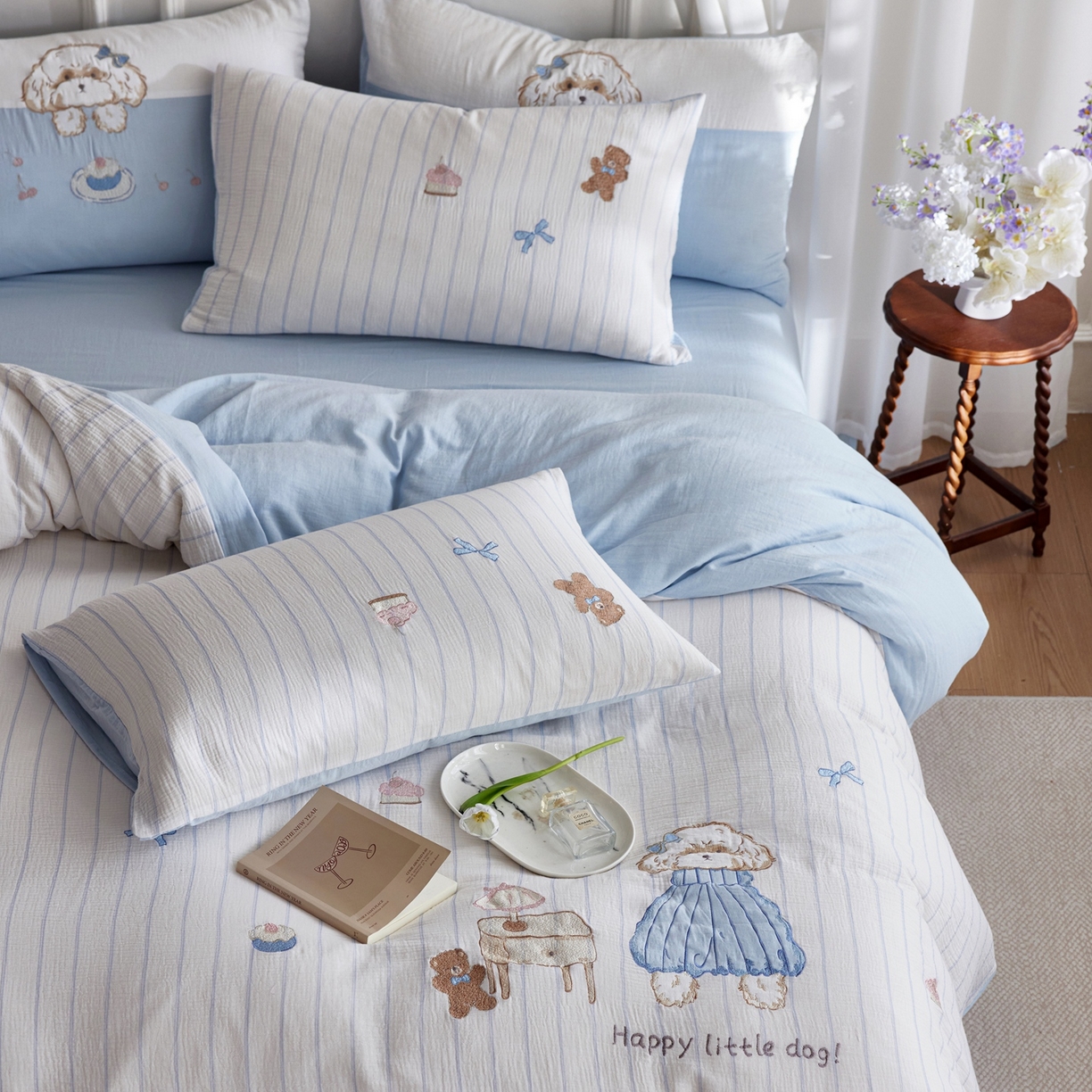 91家纺网 家纺一手货源 找家纺 风向标家纺 2026新款全棉纯棉皱皱纱布条纹绣花四件套 蓝裙小卷