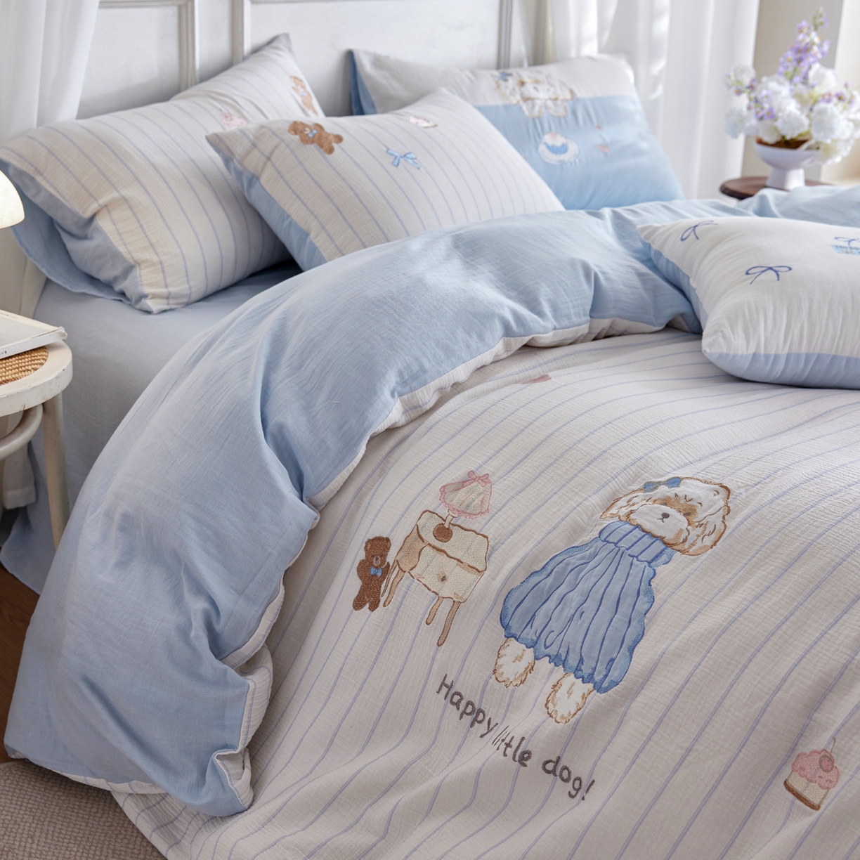 91家纺网 家纺一手货源 找家纺 风向标家纺 2026新款全棉纯棉皱皱纱布条纹绣花四件套 蓝裙小卷