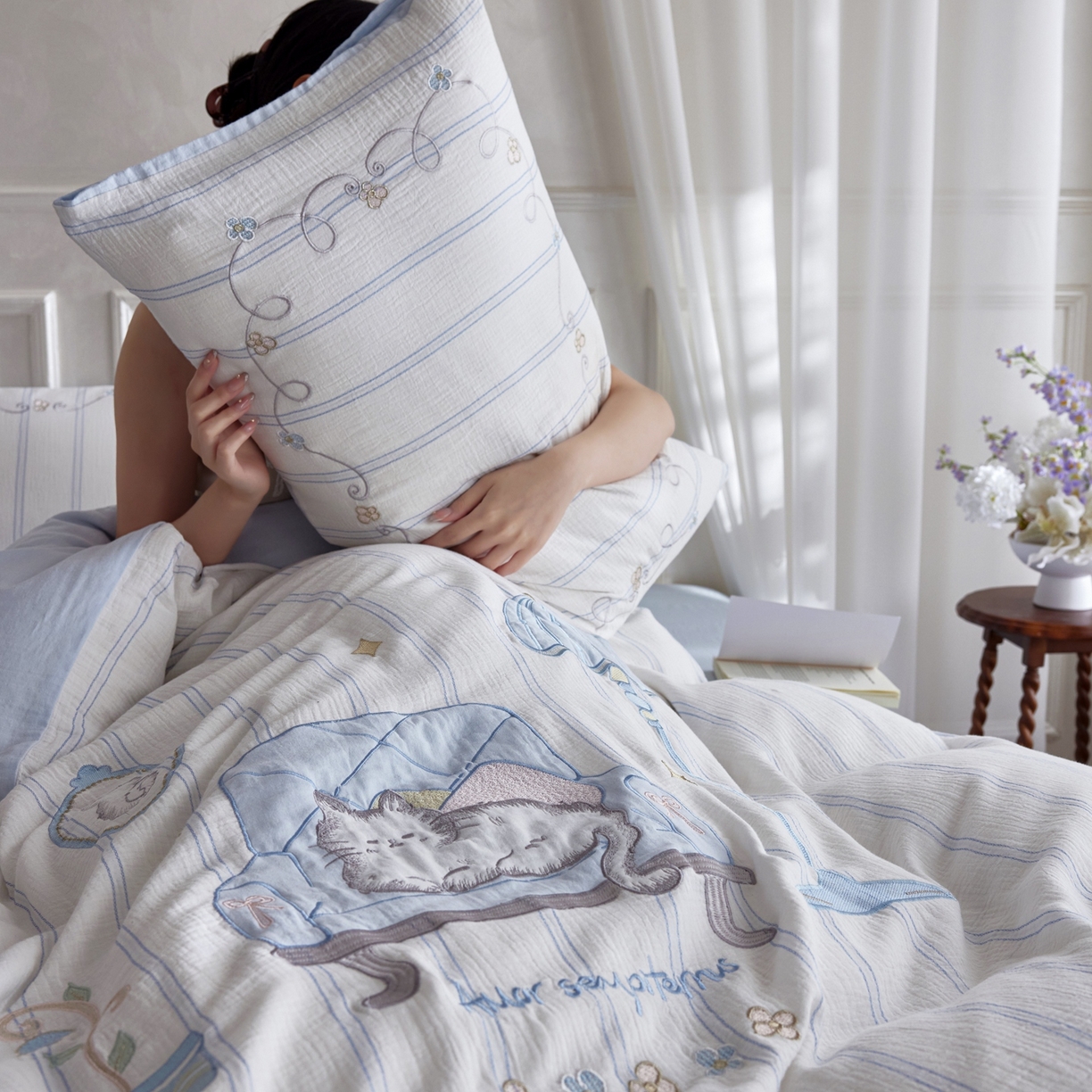 91家纺网 家纺一手货源 找家纺 风向标家纺 2026新款全棉纯棉皱皱纱布条纹绣花四件套 蓝调奶芙