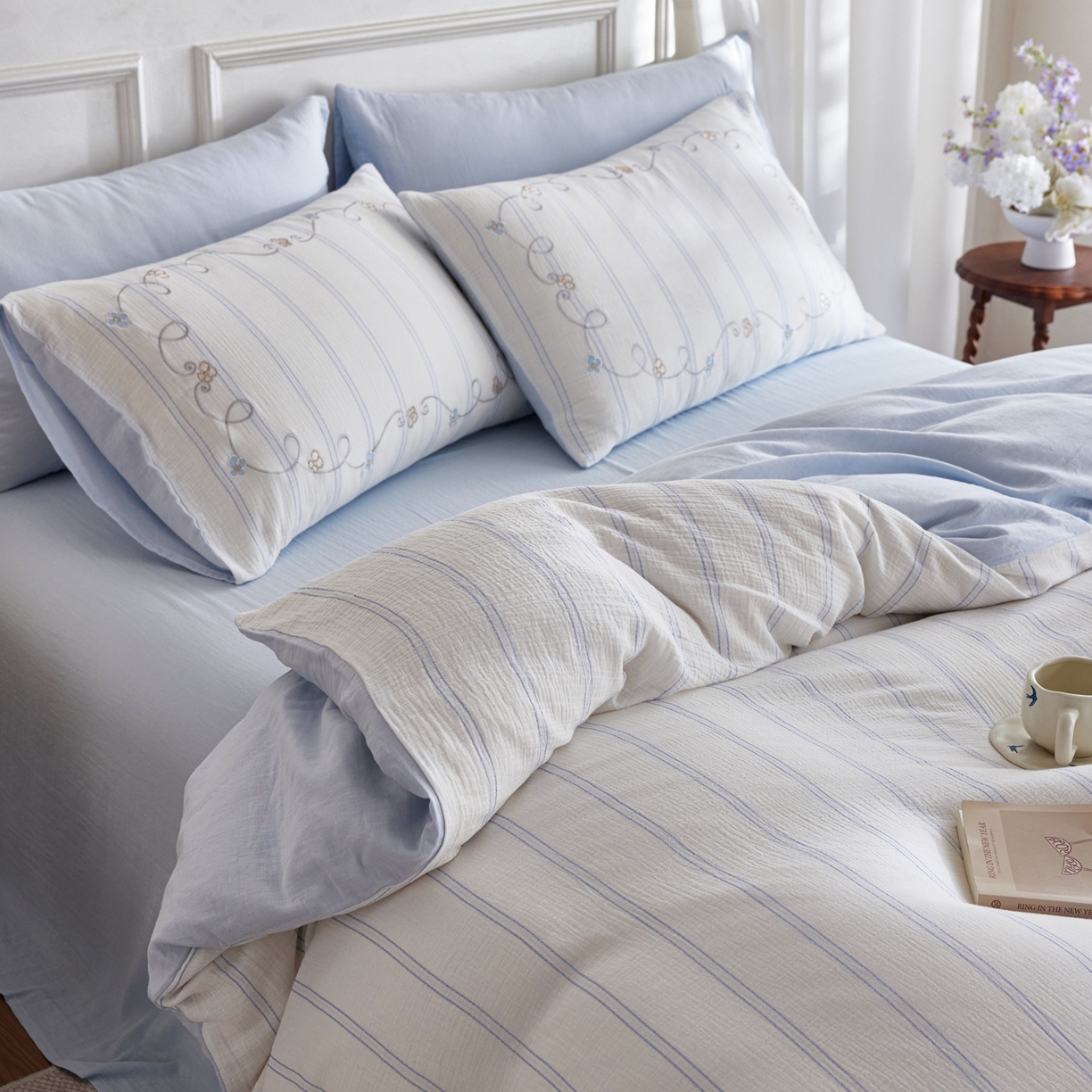 91家纺网 家纺一手货源 找家纺 风向标家纺 2026新款全棉纯棉皱皱纱布条纹绣花四件套 蓝调奶芙