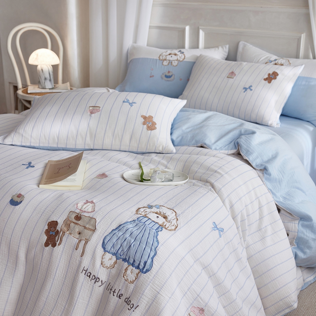 91家纺网 家纺一手货源 找家纺 风向标家纺 2026新款全棉纯棉皱皱纱布条纹绣花四件套 蓝裙小卷