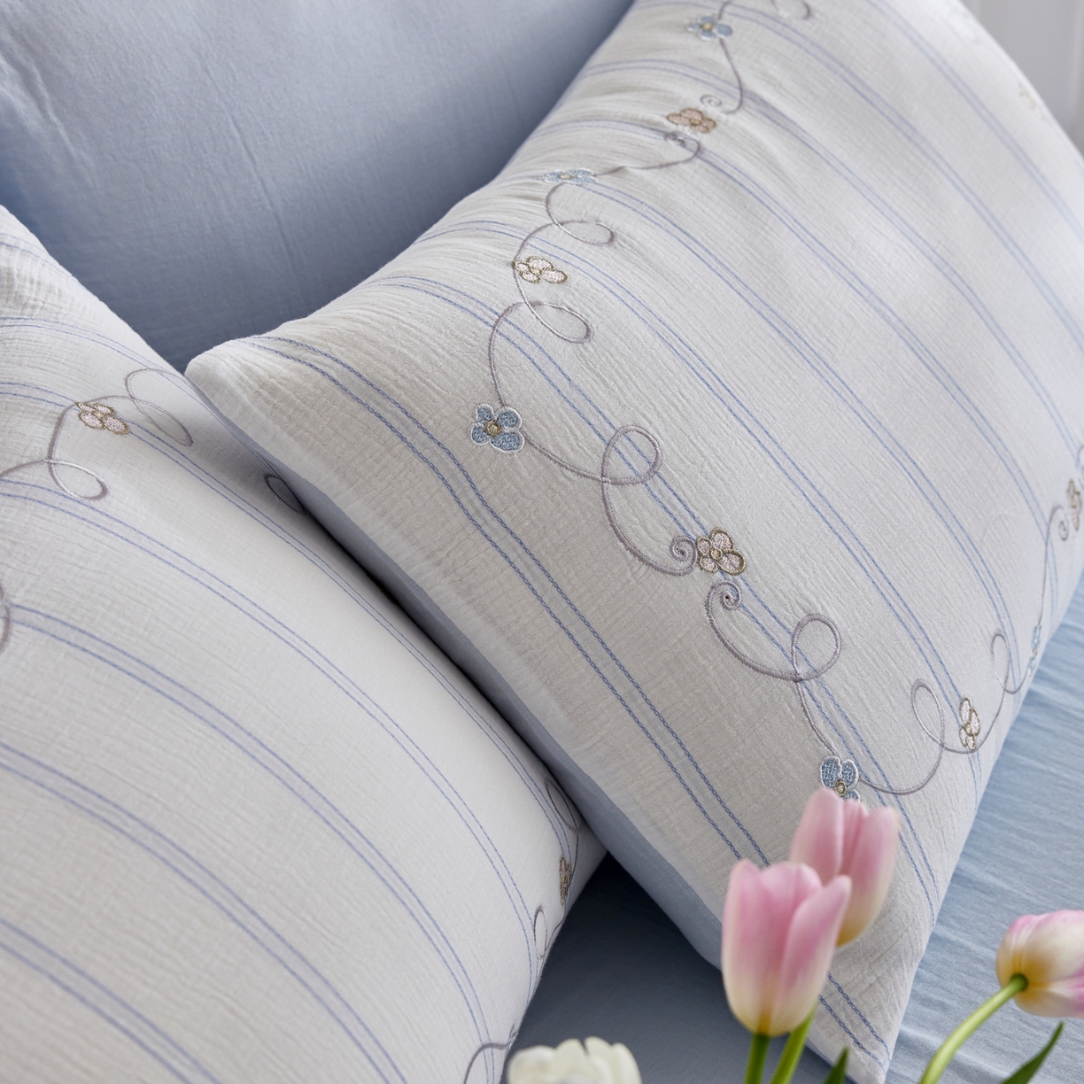 91家纺网 家纺一手货源 找家纺 风向标家纺 2026新款全棉纯棉皱皱纱布条纹绣花四件套 蓝调奶芙