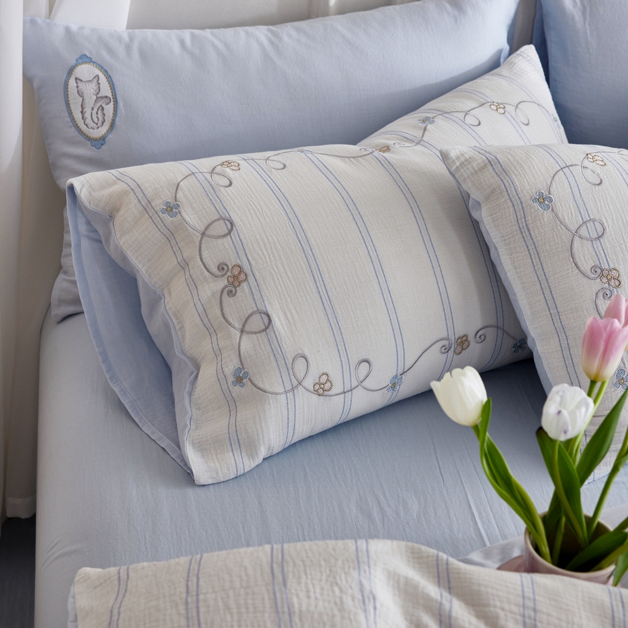 91家纺网 家纺一手货源 找家纺 风向标家纺 2026新款全棉纯棉皱皱纱布条纹绣花四件套 蓝调奶芙