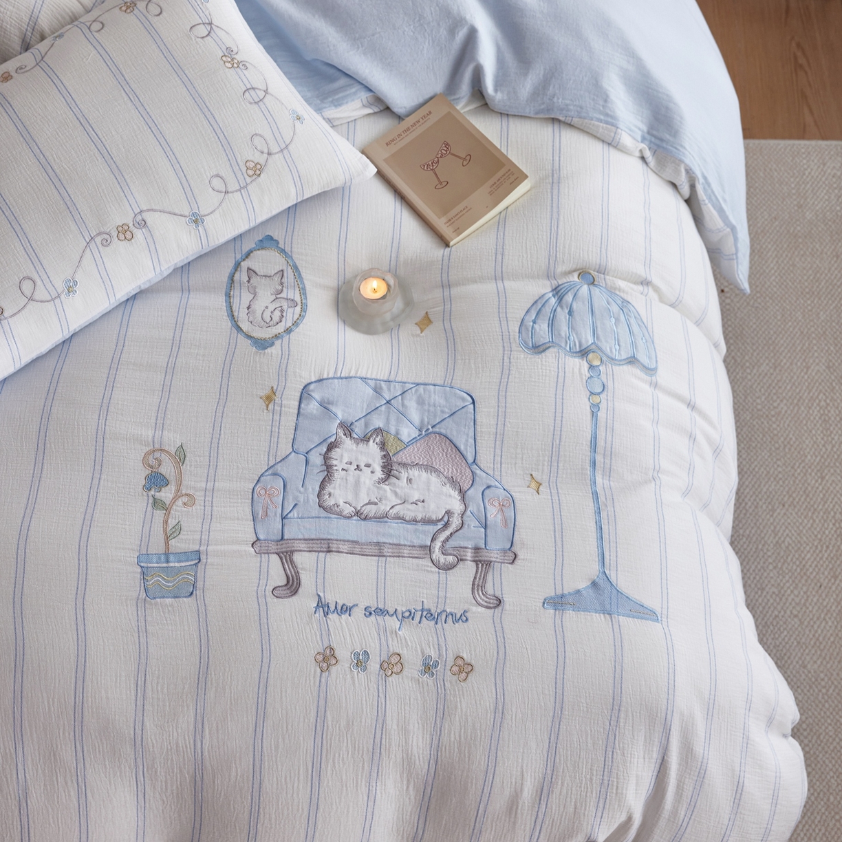 91家纺网 家纺一手货源 找家纺 风向标家纺 2026新款全棉纯棉皱皱纱布条纹绣花四件套 蓝调奶芙