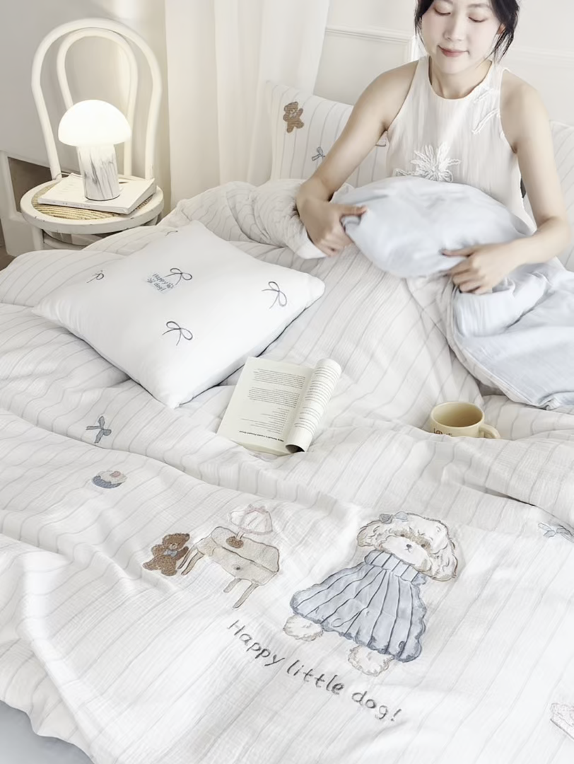 91家纺网 家纺一手货源 找家纺 风向标家纺 2026新款全棉纯棉皱皱纱布条纹绣花四件套 蓝裙小卷