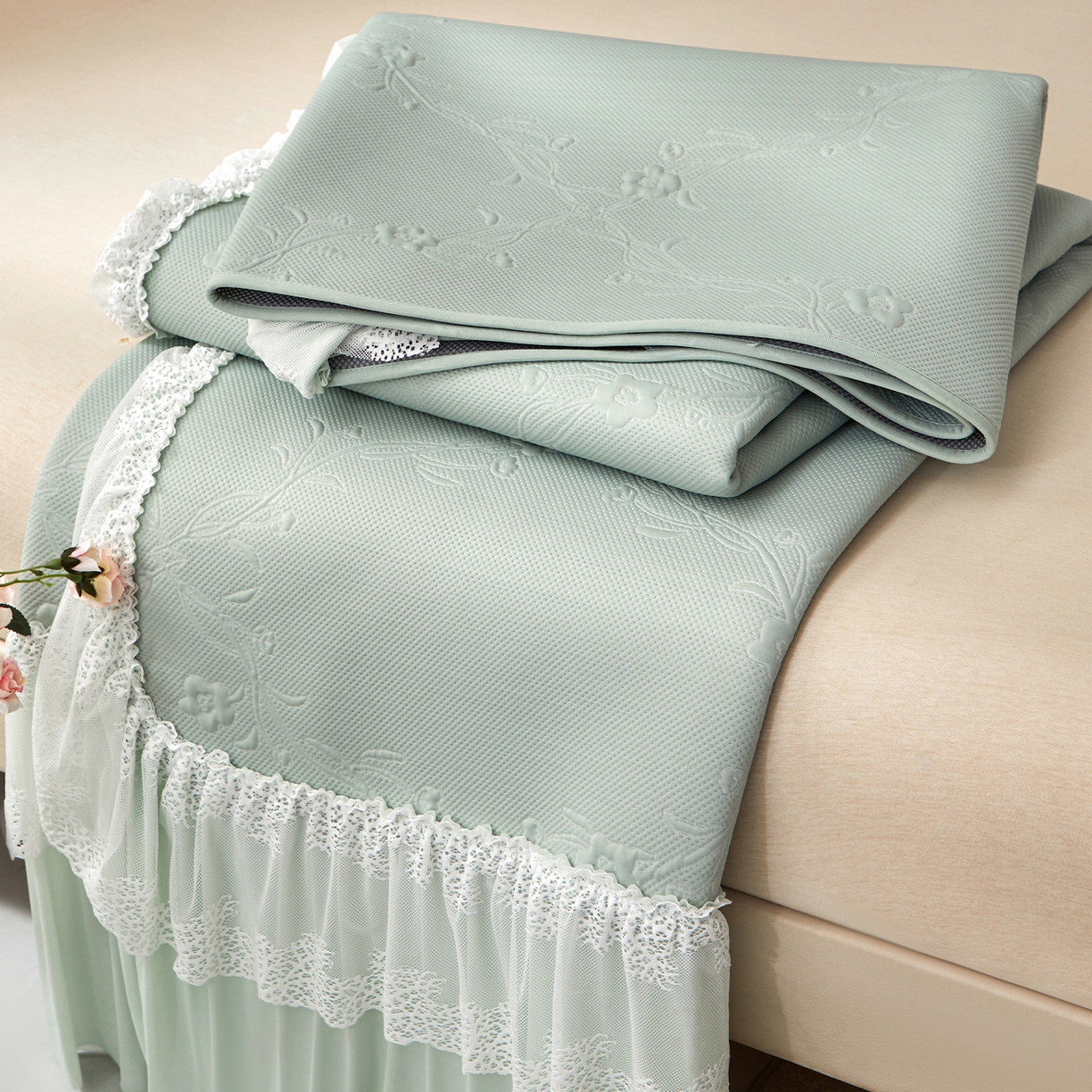 91家纺网 家纺一手货源 找家纺 瑞禾家纺 2026新款A类凉感豆豆床裙款凉席三件套-系列七 青柠藤语