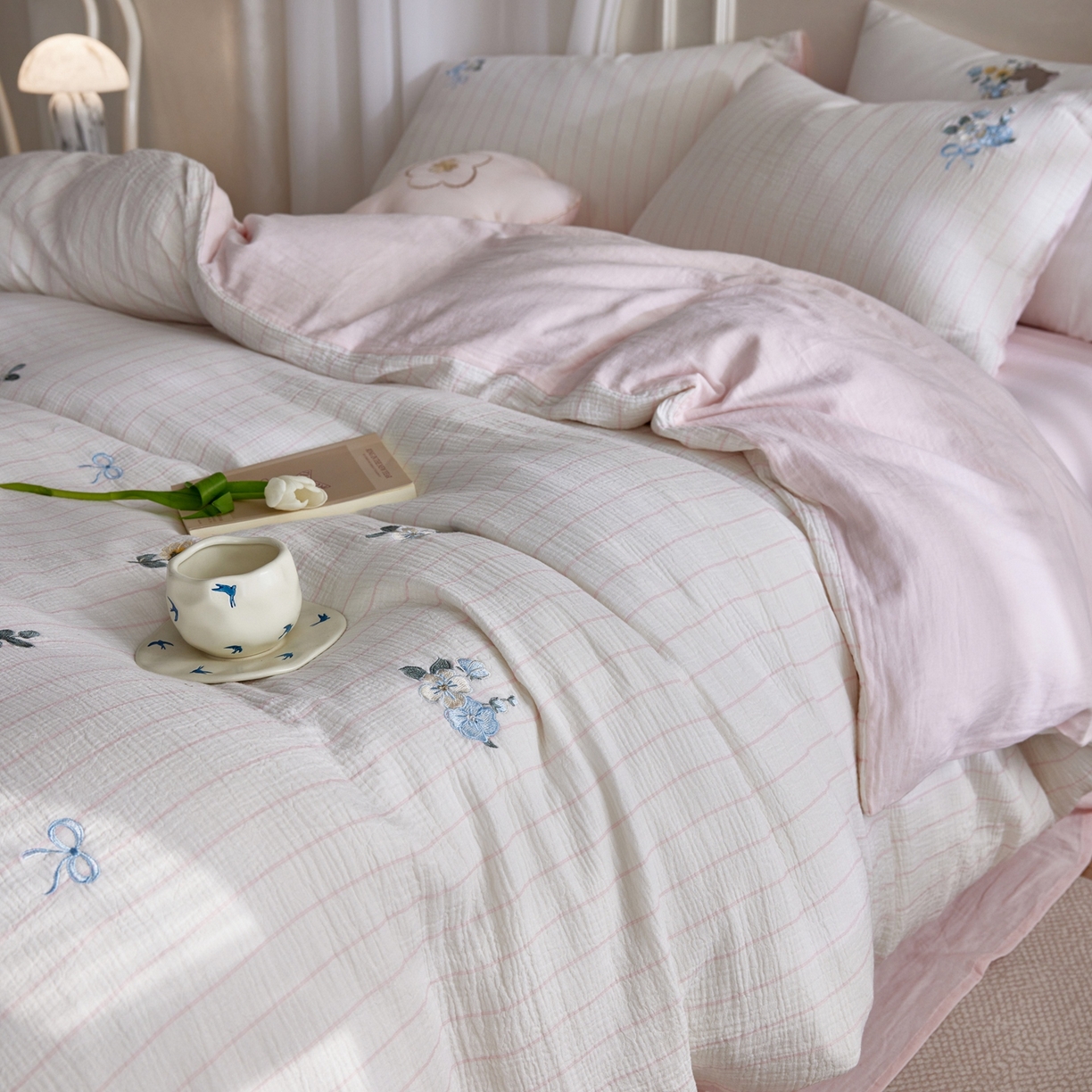 91家纺网 家纺一手货源 找家纺 风向标家纺 2026新款全棉纯棉皱皱纱布条纹绣花四件套 粉条小花