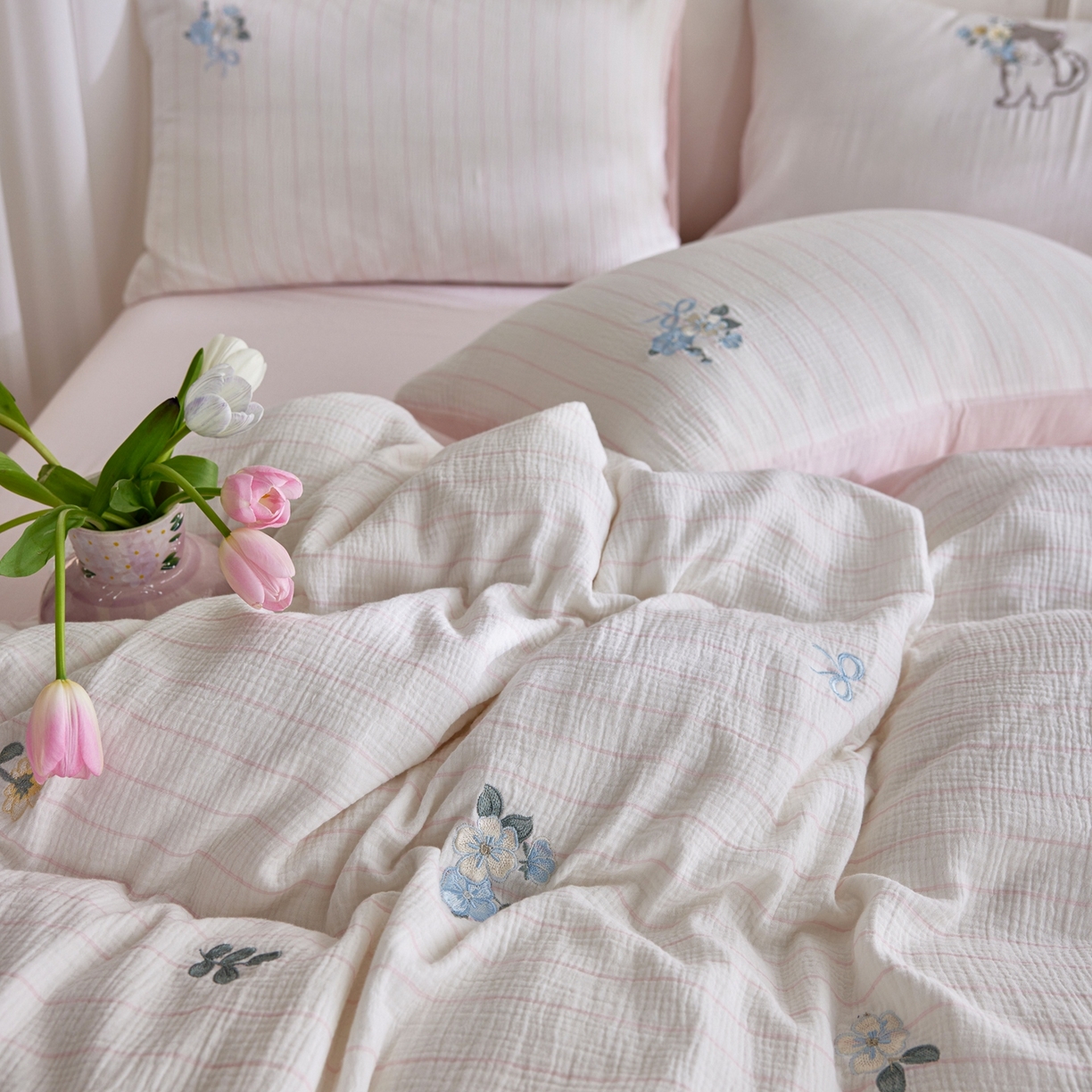 91家纺网 家纺一手货源 找家纺 风向标家纺 2026新款全棉纯棉皱皱纱布条纹绣花四件套 粉条小花