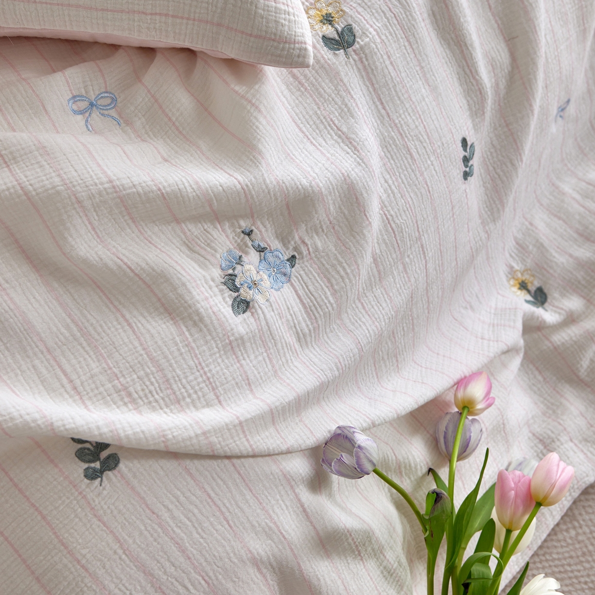 91家纺网 家纺一手货源 找家纺 风向标家纺 2026新款全棉纯棉皱皱纱布条纹绣花四件套 粉条小花