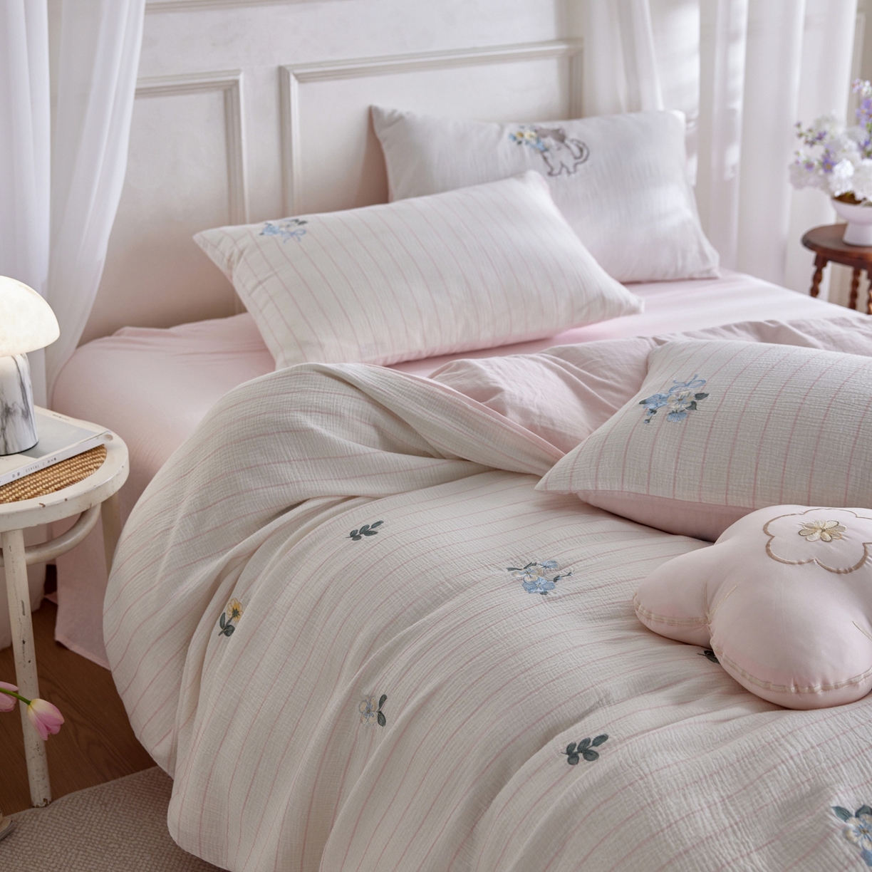 91家纺网 家纺一手货源 找家纺 风向标家纺 2026新款全棉纯棉皱皱纱布条纹绣花四件套 粉条小花