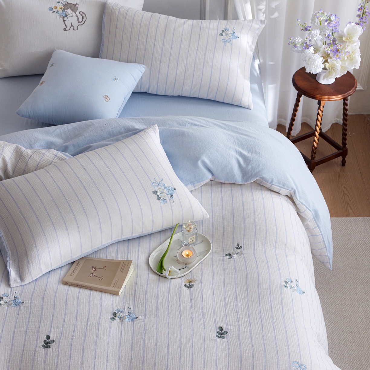 91家纺网 家纺一手货源 找家纺 风向标家纺 2026新款全棉纯棉皱皱纱布条纹绣花四件套 蓝条小花