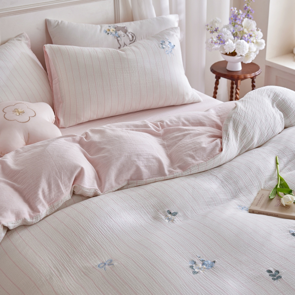 91家纺网 家纺一手货源 找家纺 风向标家纺 2026新款全棉纯棉皱皱纱布条纹绣花四件套 粉条小花