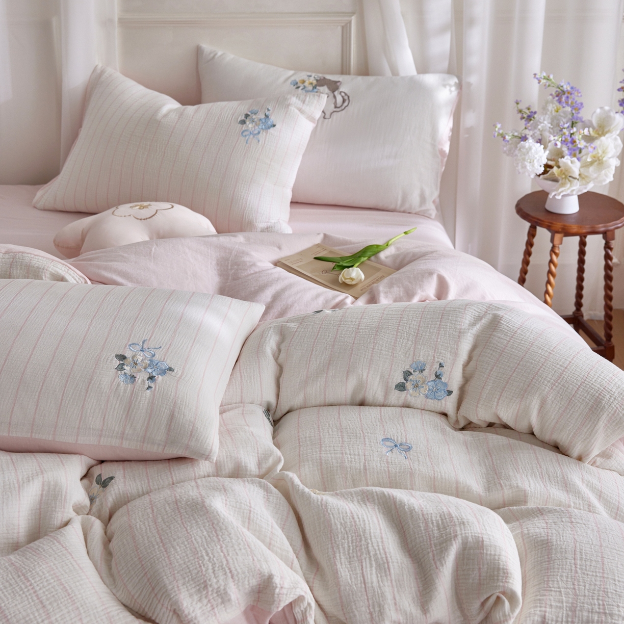 91家纺网 家纺一手货源 找家纺 风向标家纺 2026新款全棉纯棉皱皱纱布条纹绣花四件套 粉条小花