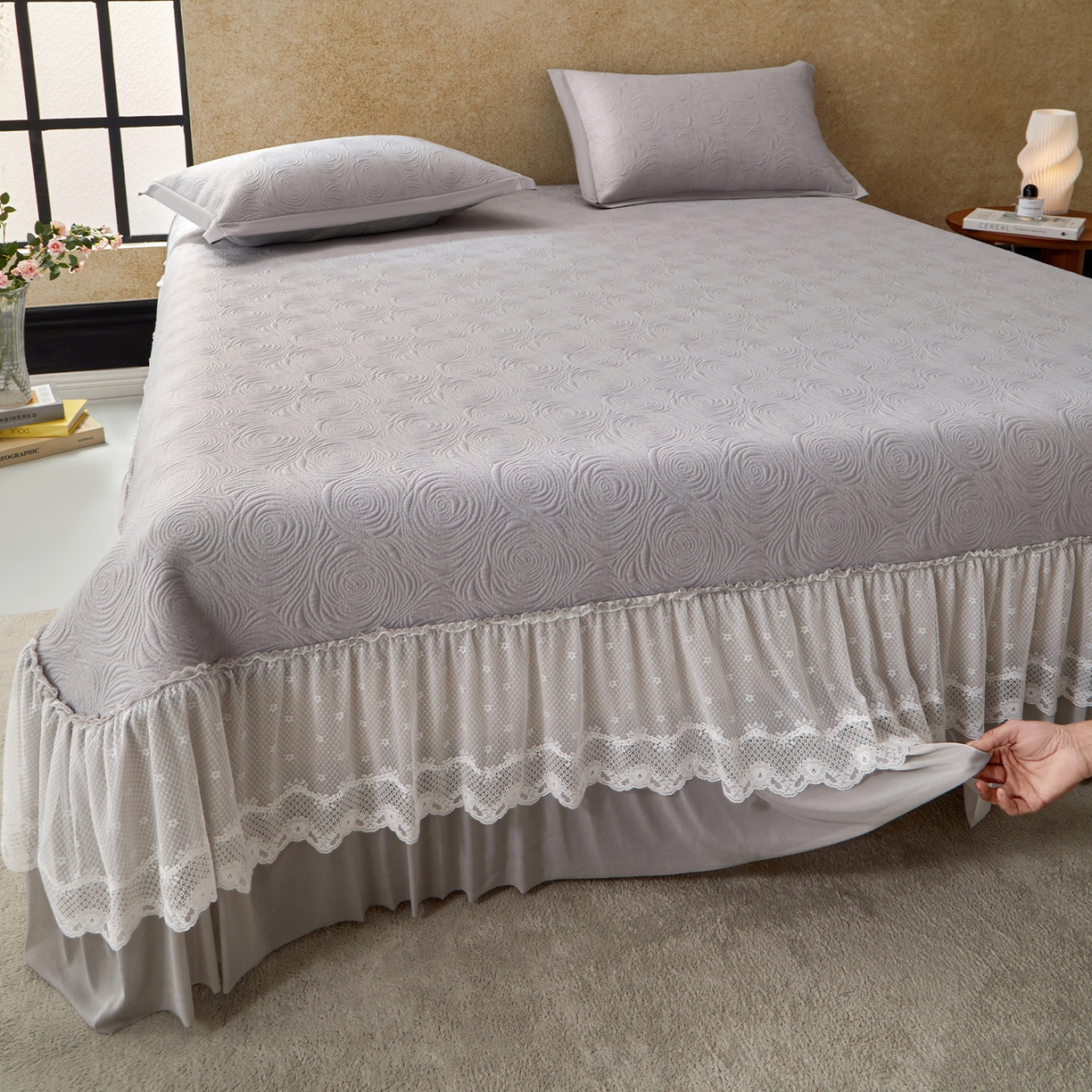 91家纺网 家纺一手货源 找家纺 瑞禾家纺 2026新款A类凉感豆豆床裙款凉席三件套-系列七 雾灰玫瑰