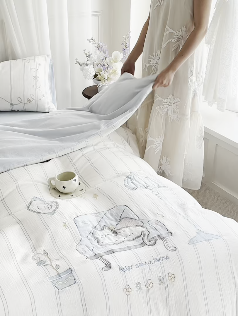 91家纺网 家纺一手货源 找家纺 风向标家纺 2026新款全棉纯棉皱皱纱布条纹绣花四件套 蓝调奶芙