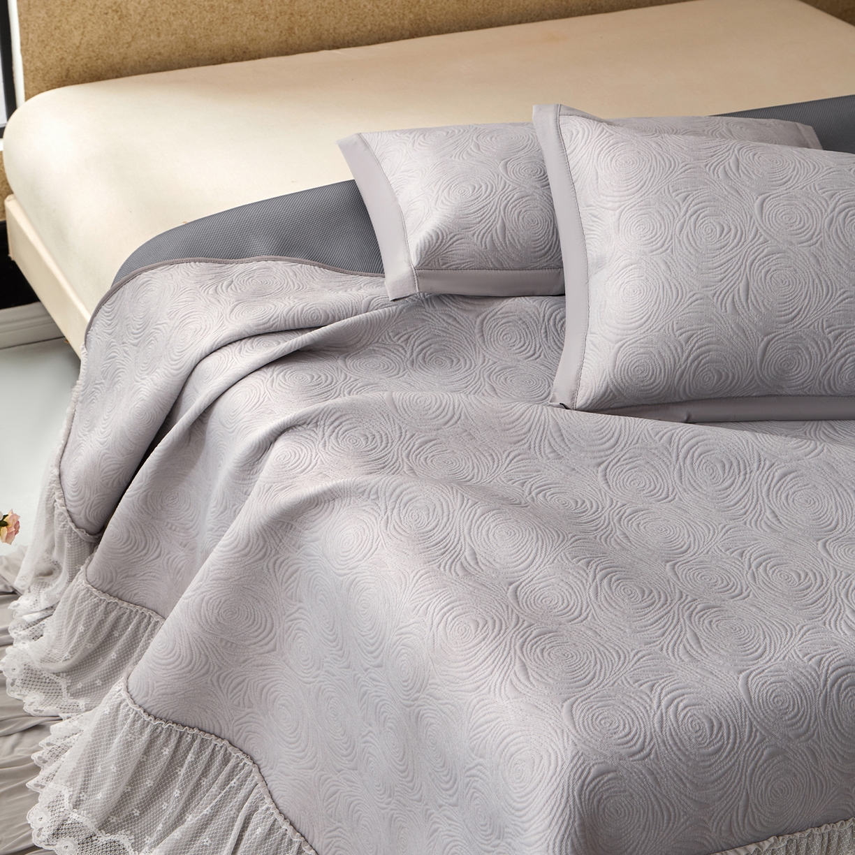 91家纺网 家纺一手货源 找家纺 瑞禾家纺 2026新款A类凉感豆豆床裙款凉席三件套-系列七 雾灰玫瑰